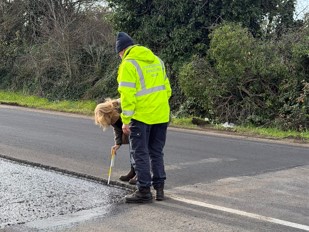 Proseguono i lavori di rifacimento della pavimentazione sulla S.P. 4/a Settevene Palo II