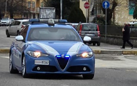 Ribaltamento di un’auto della polizia durante un inseguimento, due agenti feriti