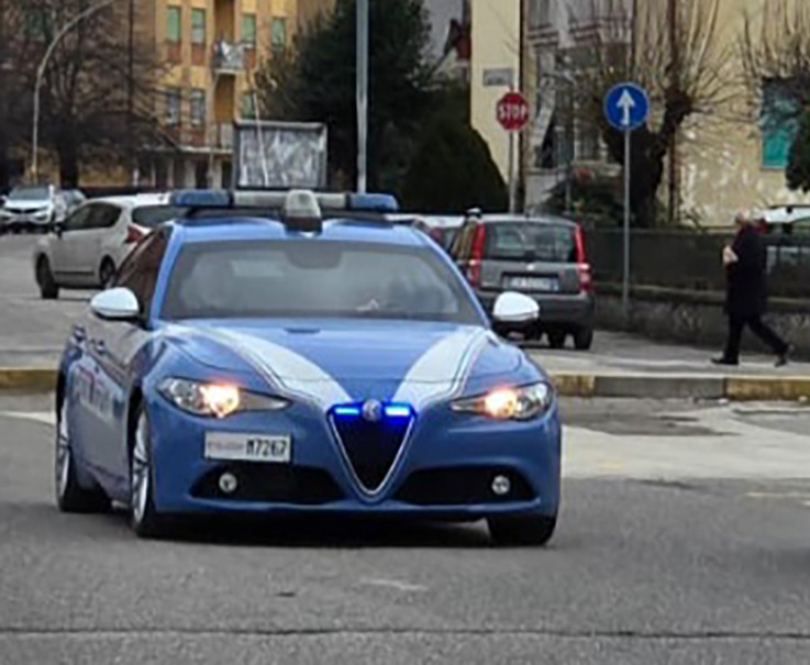 Ribaltamento di un’auto della polizia durante un inseguimento, due agenti feriti