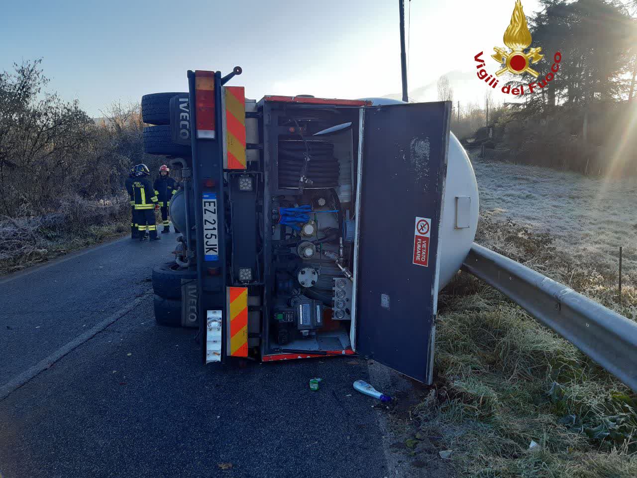 Ribaltamento di un’autocisterna sulla Provinciale Pascolare