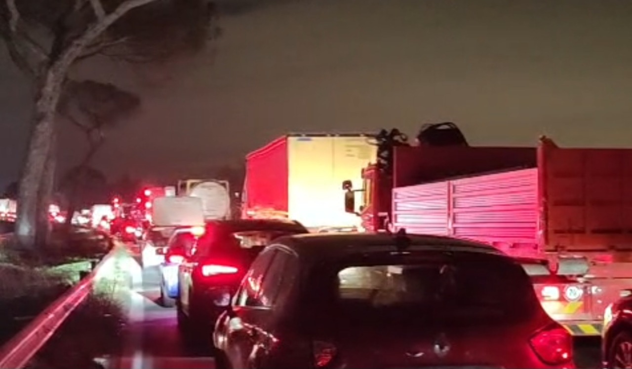 Ribaltamento di un furgone sulla Pontina, traffico in tilt all’altezza di Le Ferriere