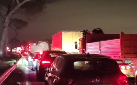 Ribaltamento di un furgone sulla Pontina, traffico in tilt all’altezza di Le Ferriere