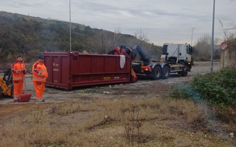 Rimozione di rifiuti in via Alessandro Marchetti nel Municipio XI