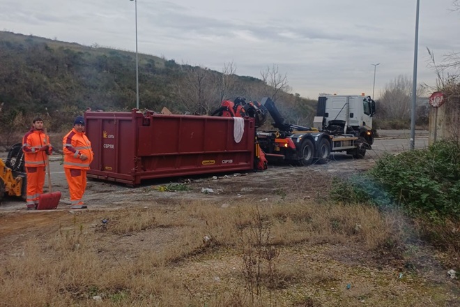 Rimozione di rifiuti in via Alessandro Marchetti nel Municipio XI