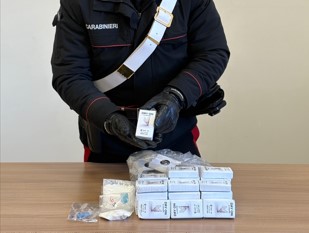 Scoperto giovane con hashish e cocaina a Roma, arrestato un 22enne