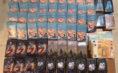 Sorpreso con oltre 5 kg di hashish, un corriere romano sperona l’auto della Polizia