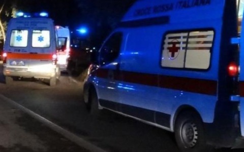 Tragico scontro tra due auto: tre vittime e un ferito grave