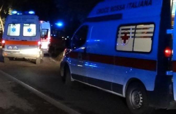Tragico scontro tra due auto: tre vittime e un ferito grave