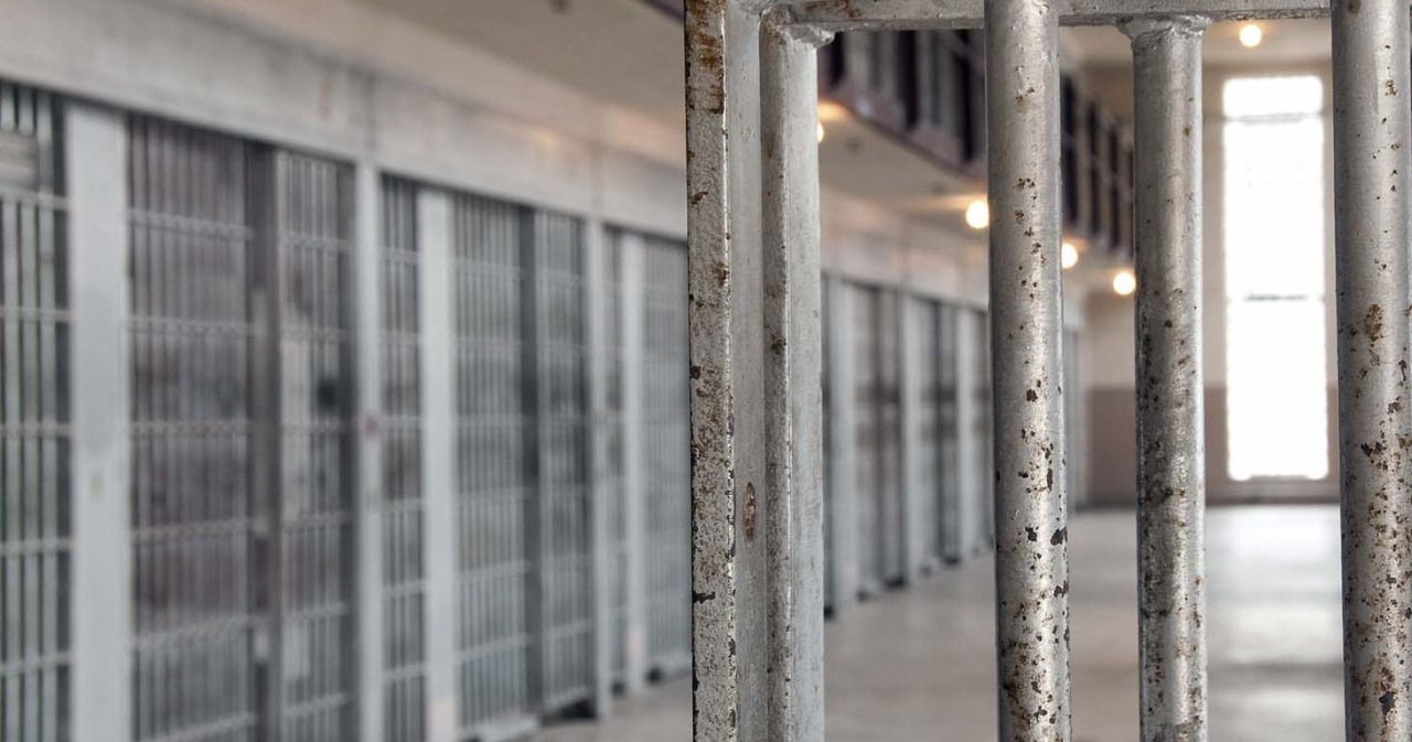 Un agente di polizia penitenziaria arrestato con droga e telefoni