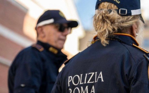 Uomo armato di coltello terrorizza passanti nel mercato di Centocelle, arrestato