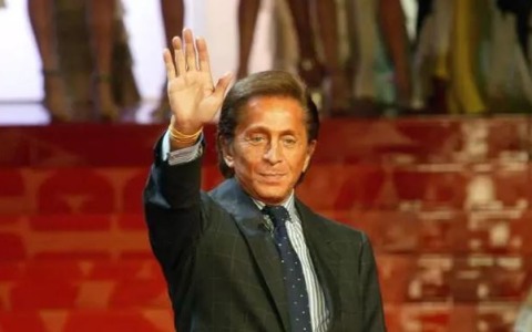 Valentino Garavani, il celebre stilista, è deceduto nella sua residenza romana