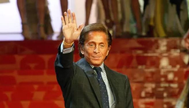 Valentino Garavani, il celebre stilista, è deceduto nella sua residenza romana