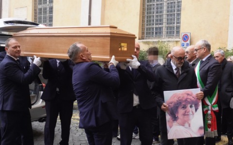 Valeria Fedeli, ex ministra e sindacalista, viene omaggiata in Campidoglio