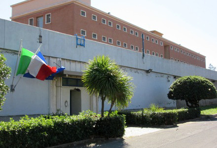 Aggressione a carabinieri e polizia penitenziaria, grave ferito un agente