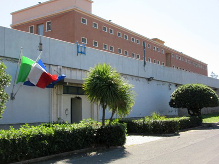 Aggressione a carabinieri e polizia penitenziaria, grave ferito un agente