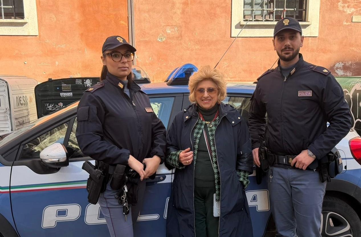 Arrestati tre uomini per aver derubato un’anziana e speso le sue carte di credito