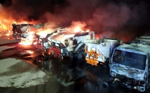 Arrestato per l’incendio di sei mezzi di raccolta rifiuti