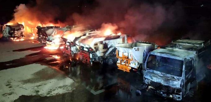 Arrestato per l’incendio di sei mezzi di raccolta rifiuti