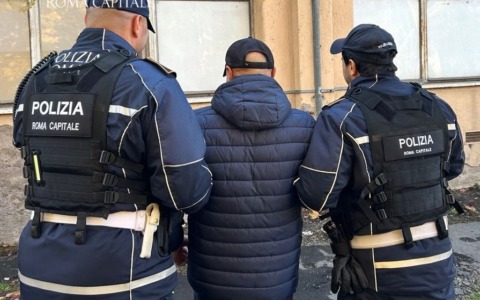 Arrestato un ambulante abusivo: insulti razzisti e aggressione agli agenti