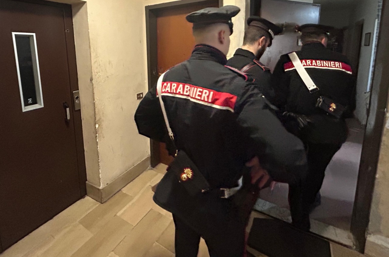 Arresto per maltrattamenti: marito picchia e minaccia la moglie davanti al figlio