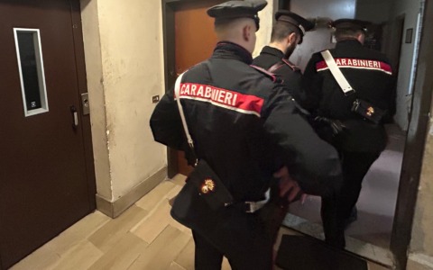 Arresto per maltrattamenti: marito picchia e minaccia la moglie davanti al figlio