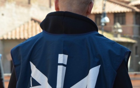 Blitz della DIA: sette arresti per traffico di droga e corruzione tra poliziotti