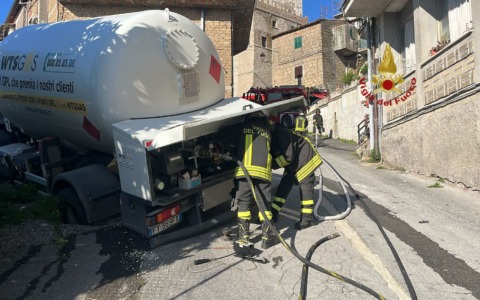 Cede il manto stradale, rischio per un’autocisterna carica di GPL