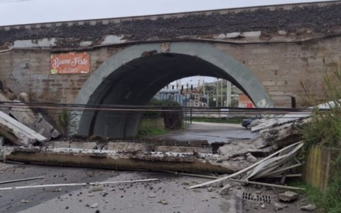 Crollo della protezione del ponte ferroviario sulla Vecchia Aurelia