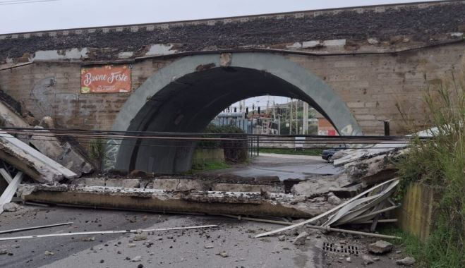 Crollo della protezione del ponte ferroviario sulla Vecchia Aurelia