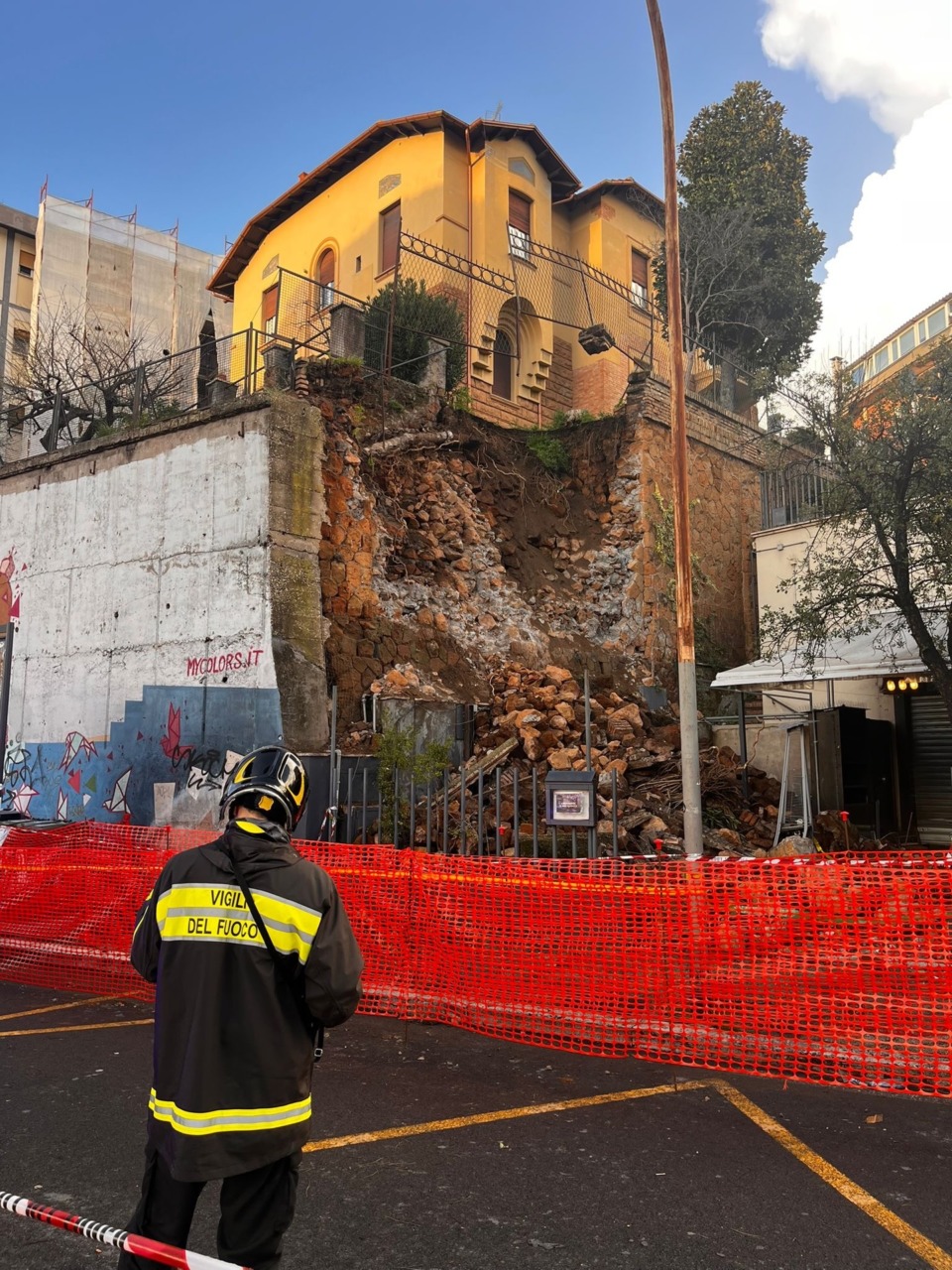 Crollo di un muro a Montesacro, il dehors di un ristorante colpito