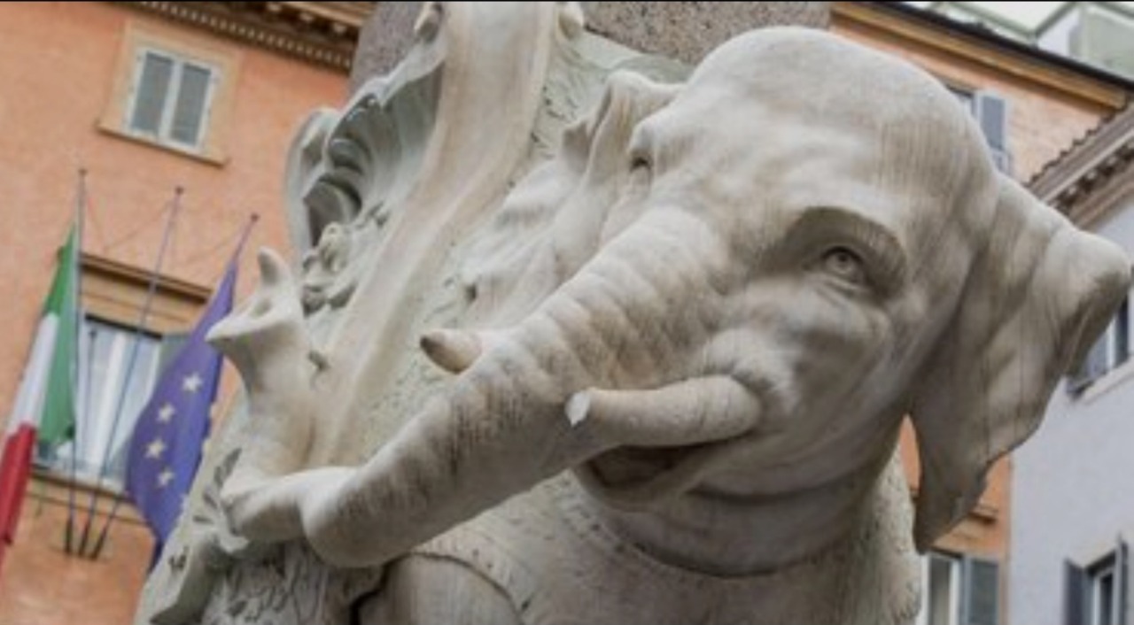 Danneggiata la statua dell’Elefantino in Piazza Minerva