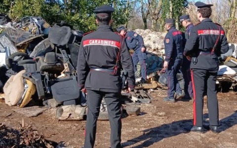 Denuncia per deposito di auto rubate e reati ambientali