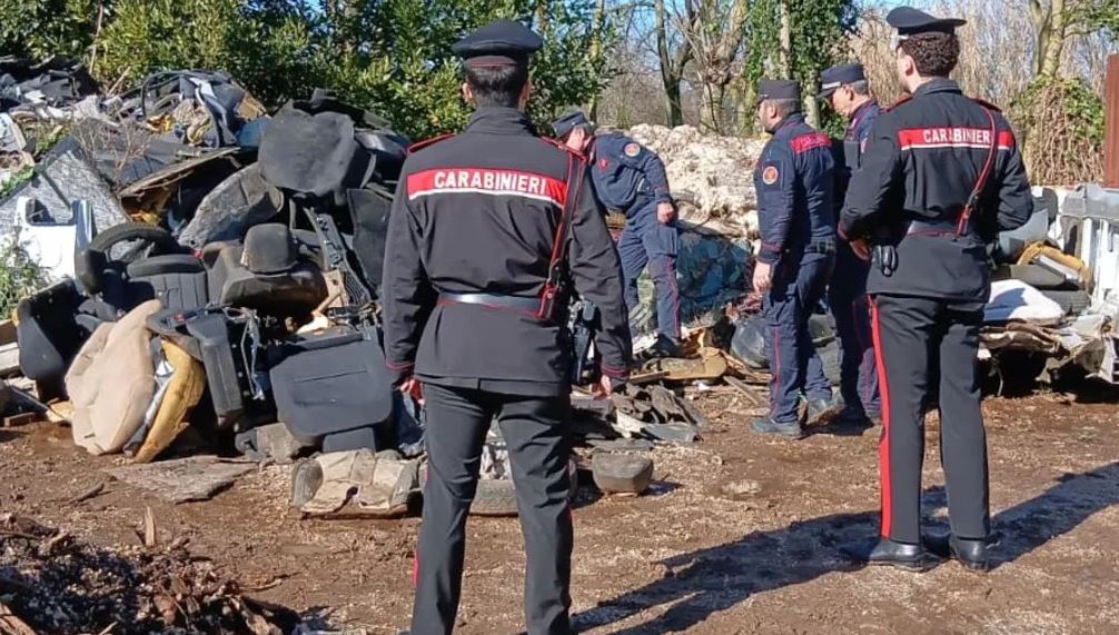 Denuncia per deposito di auto rubate e reati ambientali