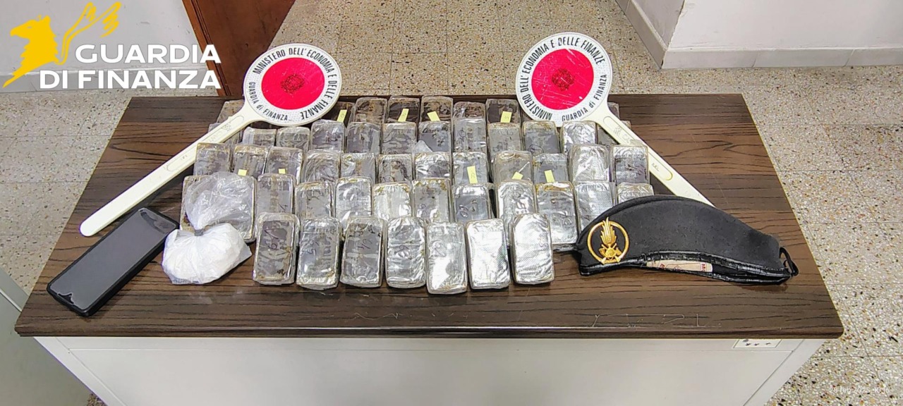 Due corrieri di hashish fermati con droga sotto il sedile