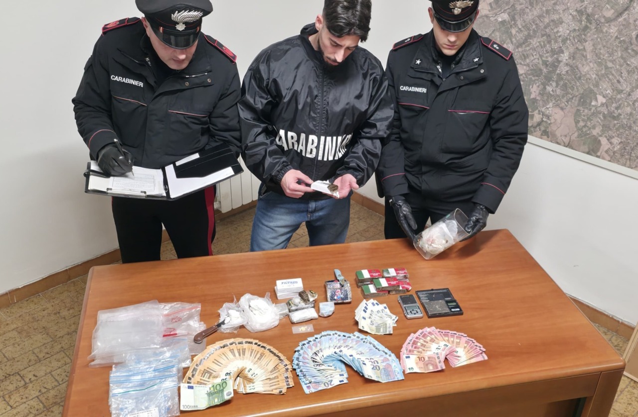 Due giovani arrestati per spaccio di droga e possesso di denaro contante