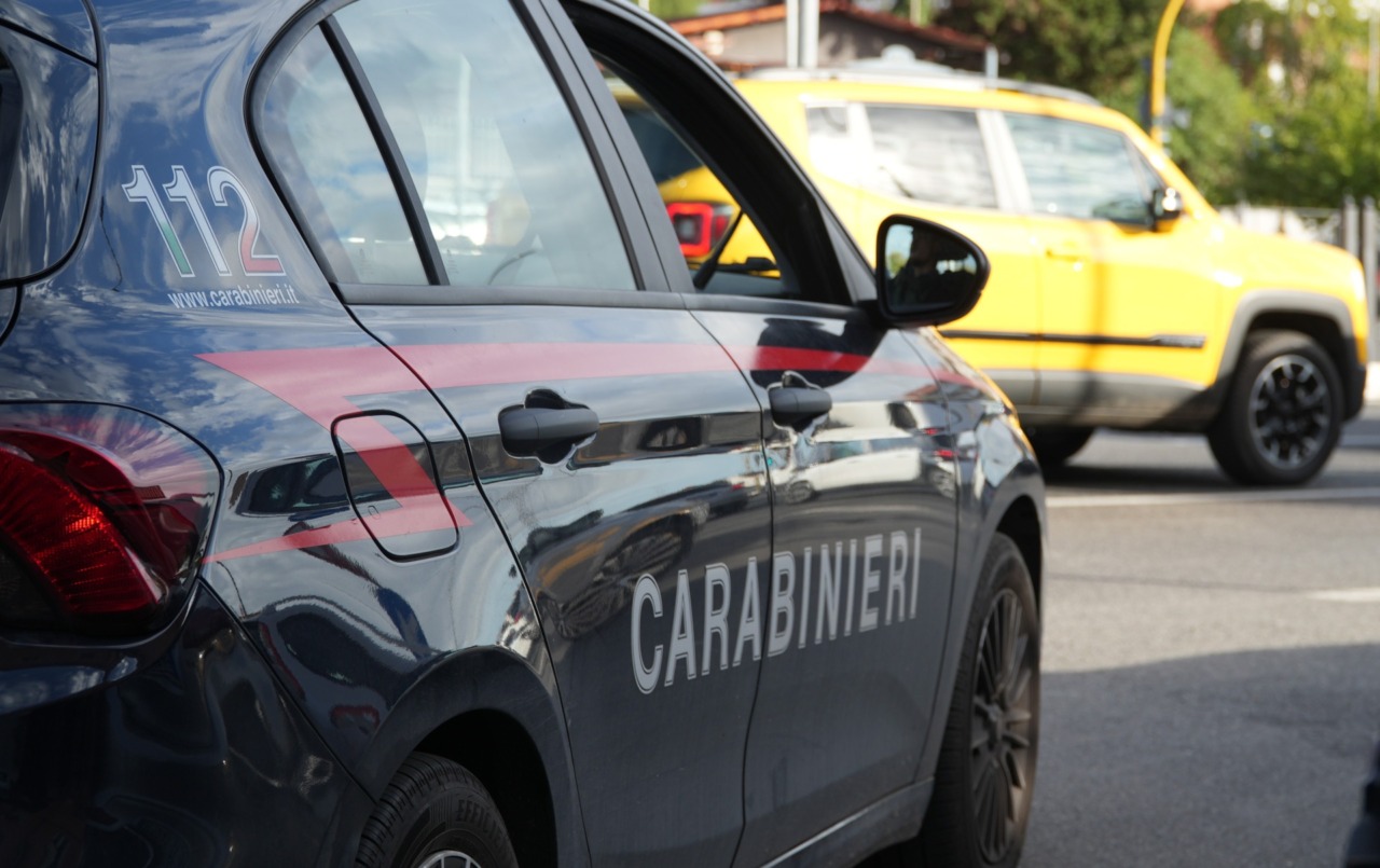 Due giovani fuggono dai balconi dopo un’aggressione in appartamento