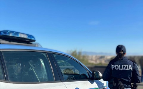 Due uomini arrestati dopo il furto di uno smartphone e il tentativo di estorsione
