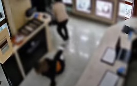 Due uomini arrestati per rapine a mano armata in gioiellerie e uffici postali