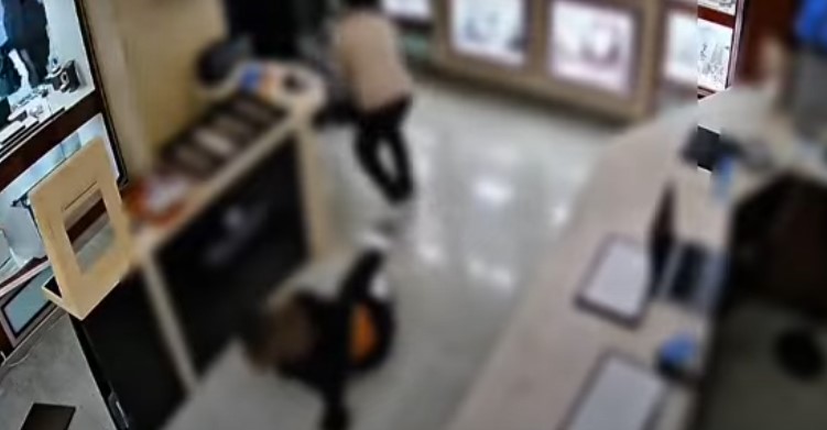 Due uomini arrestati per rapine a mano armata in gioiellerie e uffici postali