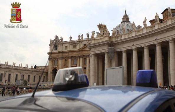 Fermato un uomo con accendini e materiale infiammabile a San Pietro