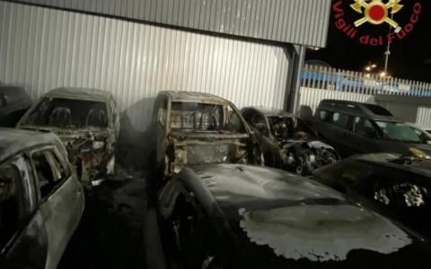 Fiamme nell’autosalone: tredici auto distrutte, avviate indagini