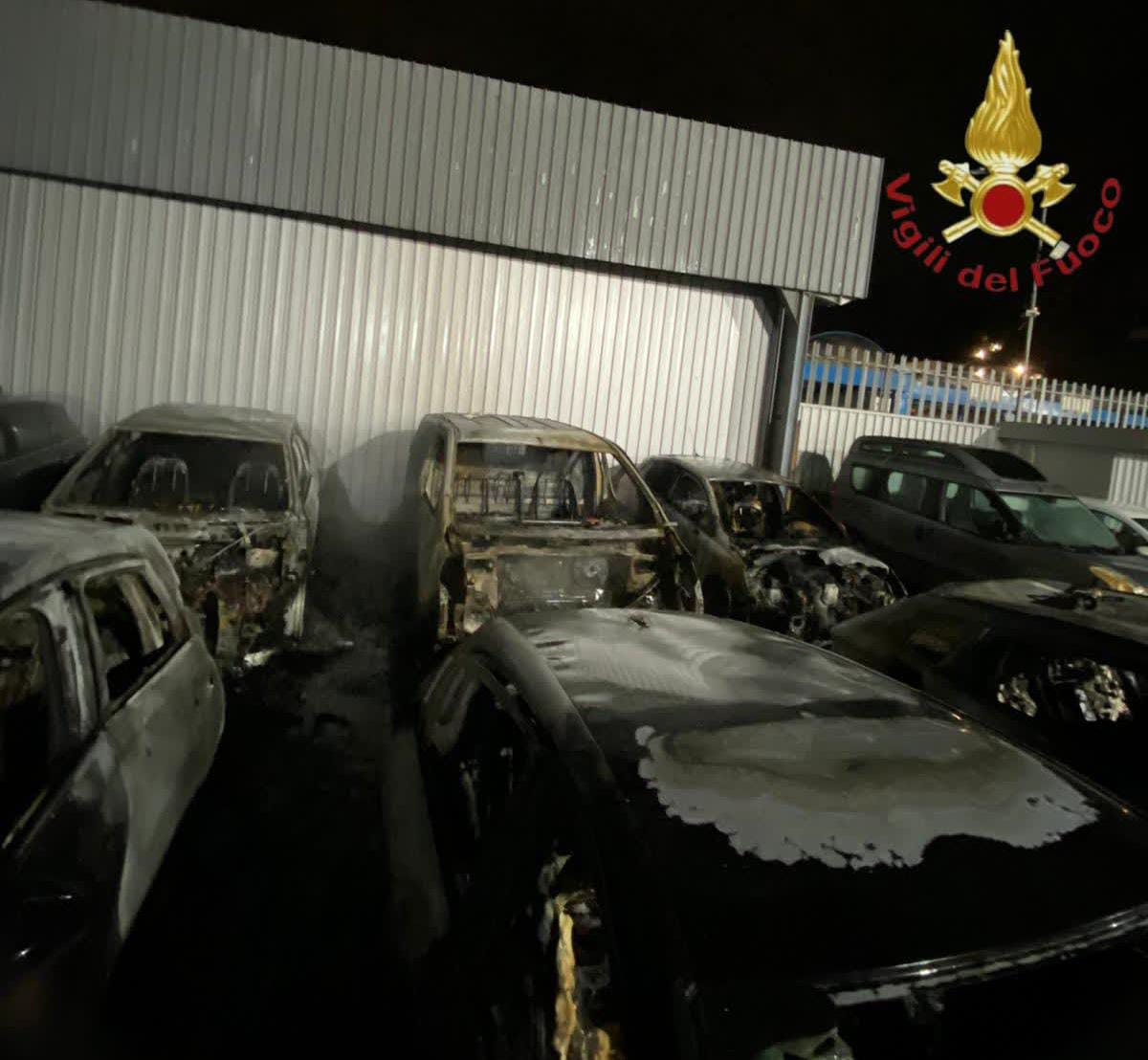 Fiamme nell’autosalone: tredici auto distrutte, avviate indagini