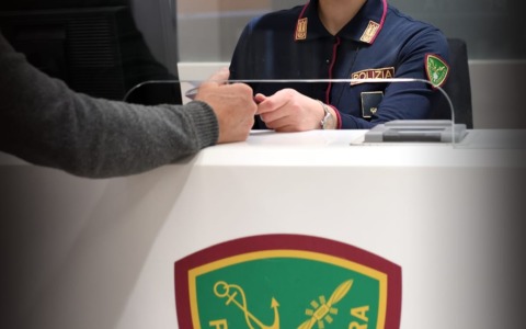 Fiumicino: controlli su volo da Kuwait City, arrestata una donna per favoreggiamento dell’immigrazione