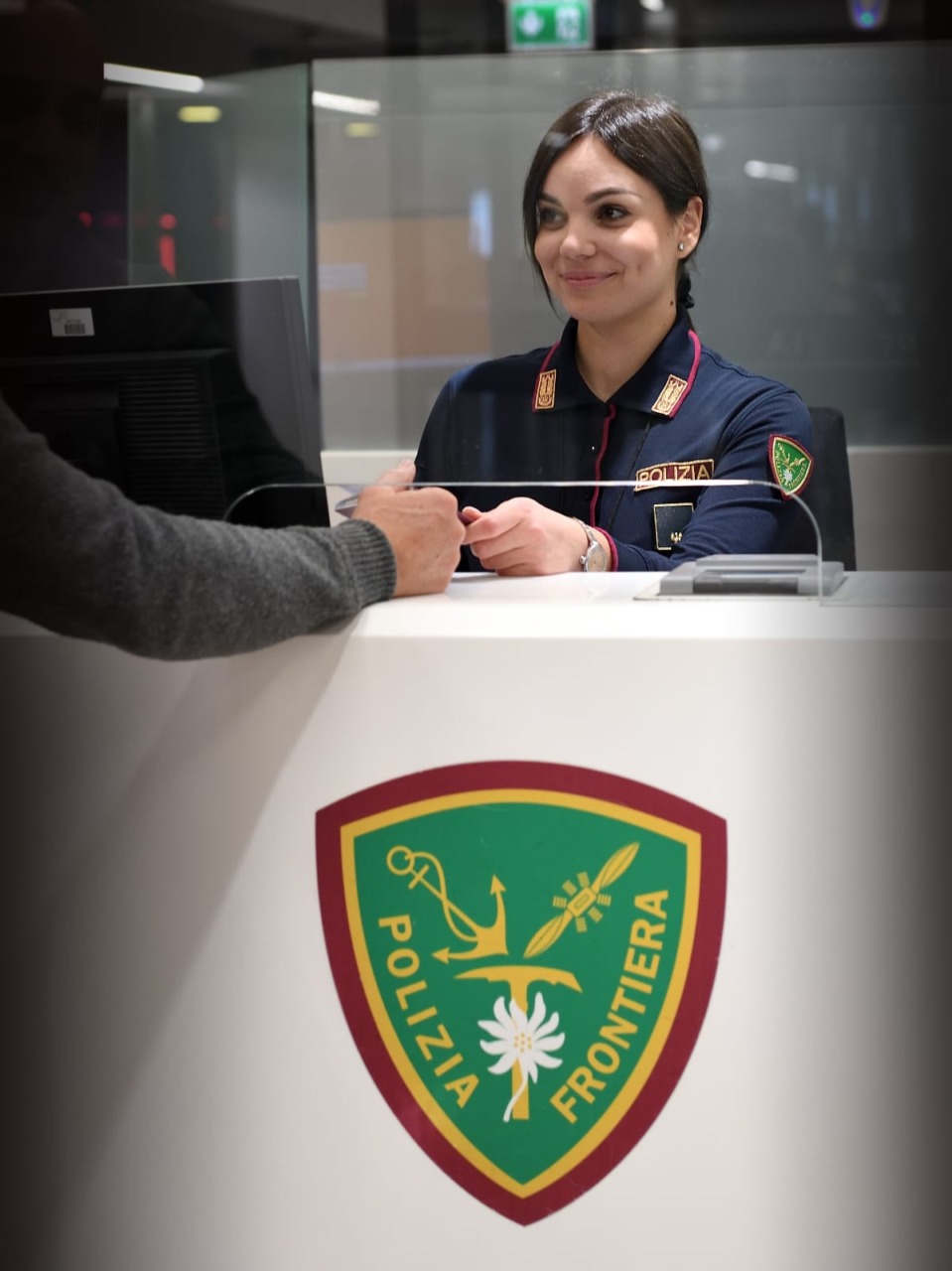 Fiumicino: controlli su volo da Kuwait City, arrestata una donna per favoreggiamento dell’immigrazione