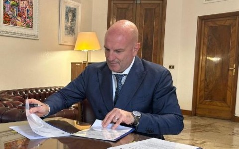 Fuochi d’artificio e sirene per il pensionamento di un collega, rimosso il funzionario