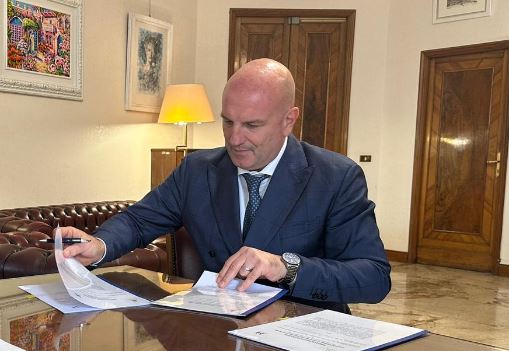 Fuochi d’artificio e sirene per il pensionamento di un collega, rimosso il funzionario