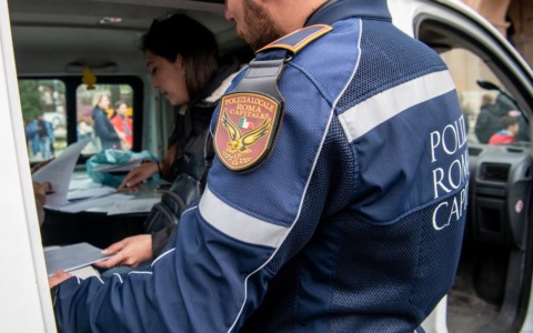 Furto in un negozio, arrestato un uomo di 42 anni