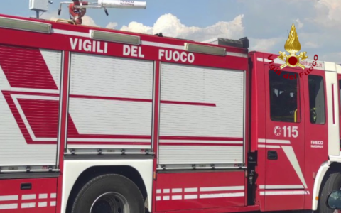 Incendio al quarto piano: un anziano in gravi condizioni