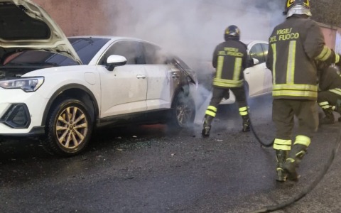 Incendio di tre automobili in via Portuense: strada chiusa