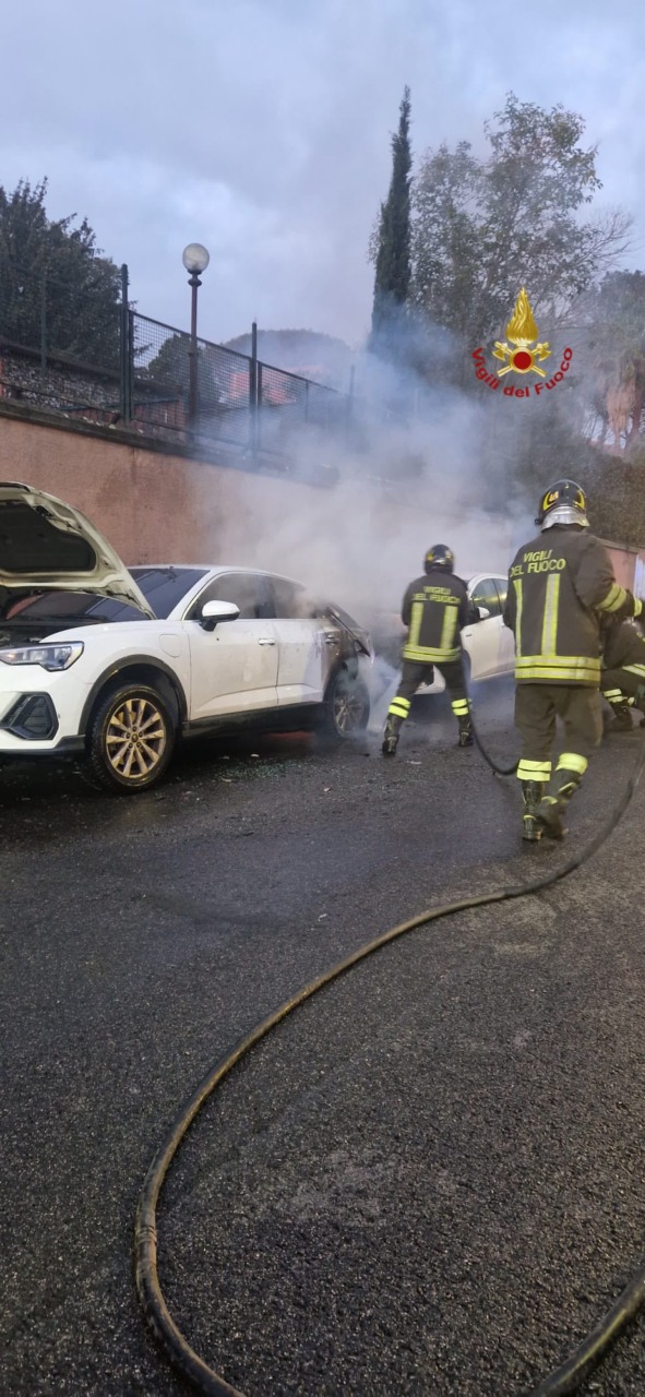 Incendio di tre automobili in via Portuense: strada chiusa